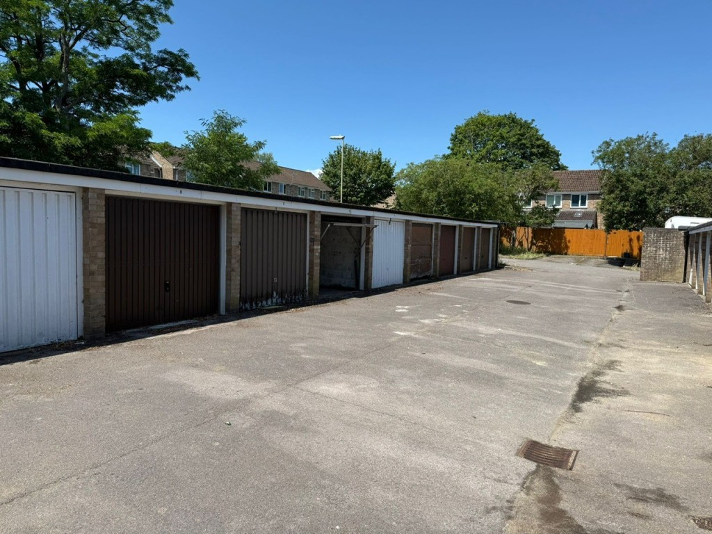 Lot: 35 - 19 LOCK-UP GARAGES FOR INVESTMENT - Garages 8-15